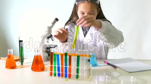 亚裔美国儿童科学家视频的预览图