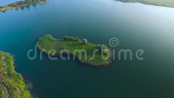 飞过蓝色的湖面视频的预览图
