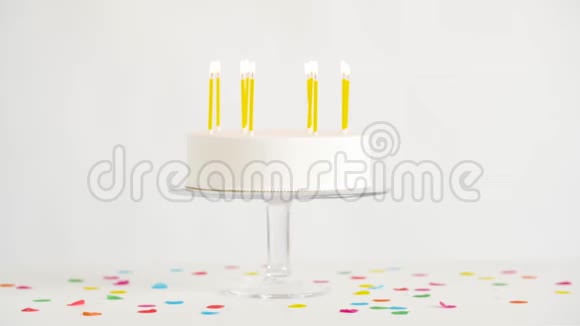 生日蛋糕桌上放着蜡烛视频的预览图