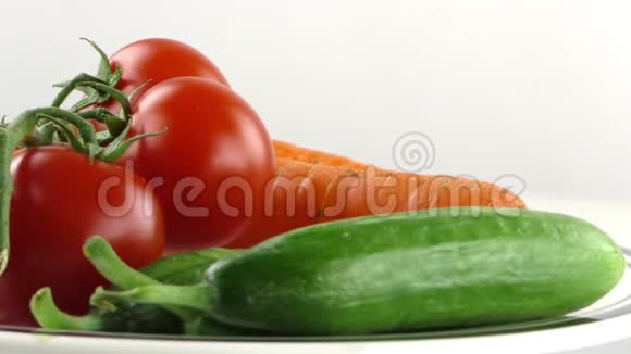 番茄黄瓜和胡萝卜蔬菜视频的预览图