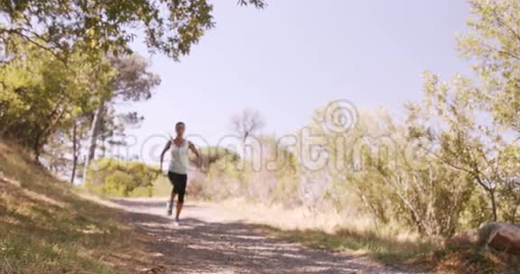女人在乡下慢跑视频的预览图