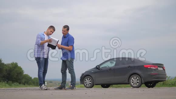 两个人成交男卖家司机做汽车汽车保险慢动作视频销售二手车买房租视频的预览图