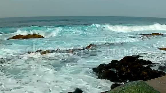 在火山海岸冲浪视频的预览图