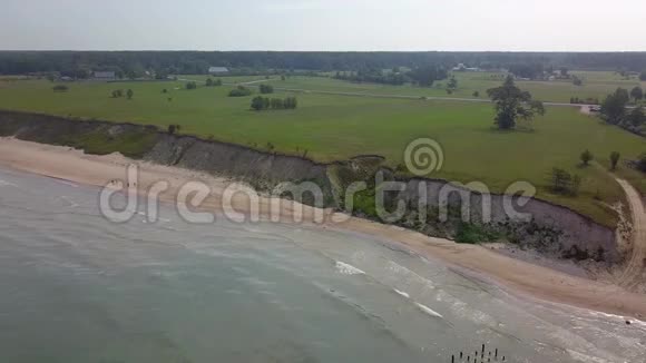 拉脱维亚波罗的海Jurkalne海岸线附近的鸟瞰树视频的预览图