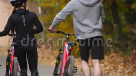 秋日一个女人和一个男人骑自行车视频的预览图