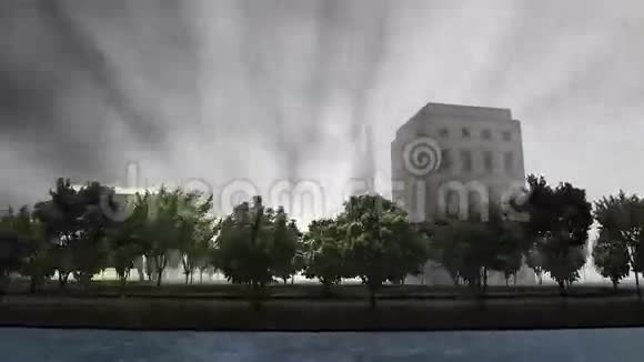 多云间阴天有雾的圆形土地内的树木和建筑物视频的预览图