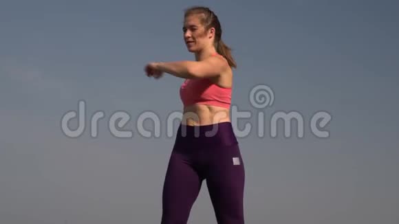 年轻健康女性运动户外视频的预览图