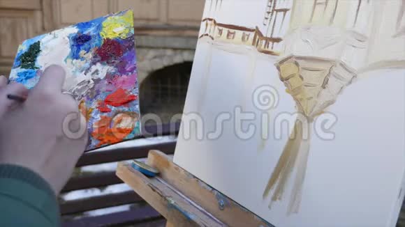 旧城街女画家手画视频的预览图