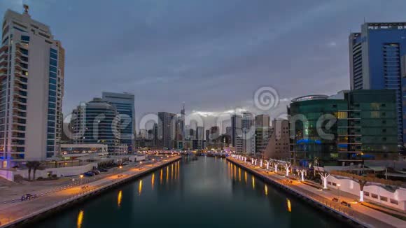 迪拜码头和运河在迪拜的夜晚到白天视频的预览图