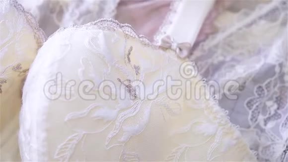美丽的米色白色丝绸和蕾丝内衣视频的预览图