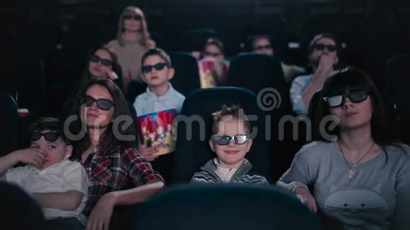 人们在电影院看电影视频的预览图