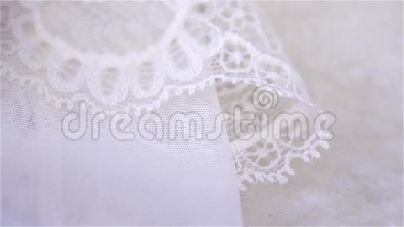美丽的米色白色丝绸和蕾丝内衣视频的预览图