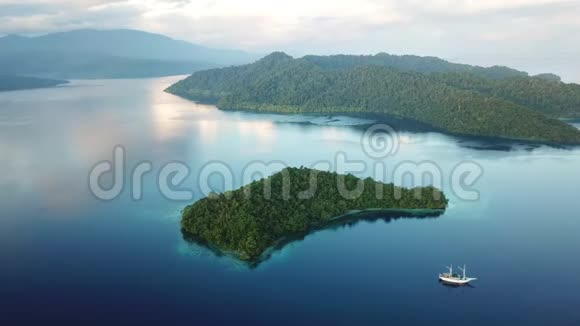 RajaAmpat热带风景岛屿空中拍摄视频的预览图