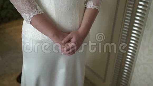新娘穿婚纱视频的预览图