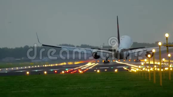 飞机降落在照明跑道上视频的预览图