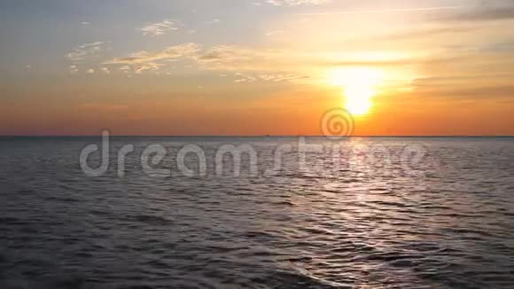 美丽的夕阳下的热带海洋视频的预览图