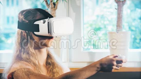 女孩玩虚拟现实游戏视频的预览图