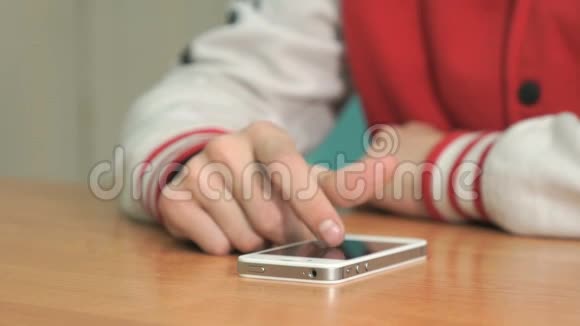 学生按下智能手机屏幕上的手指视频的预览图