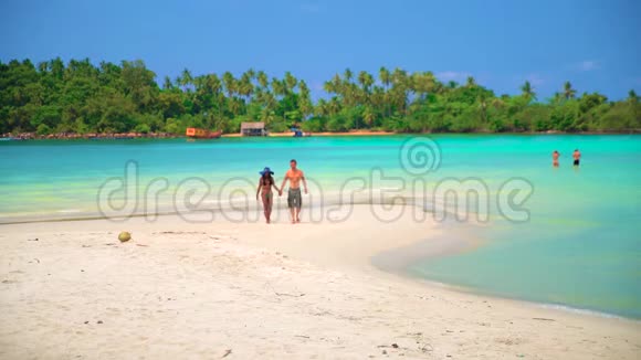 暑假旅游和生活方式概念热带海滩上的幸福夫妻视频的预览图