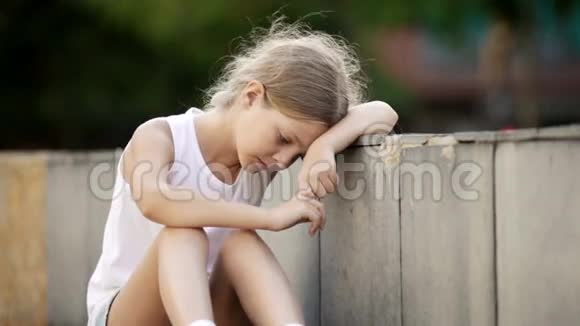 悲伤的女孩孤独的肖像视频的预览图