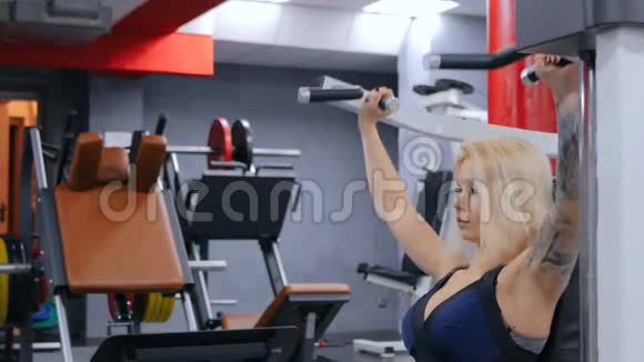 运动中的年轻女性锻炼健身器材视频的预览图