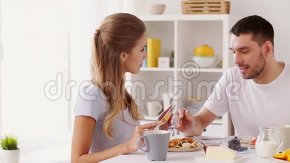 幸福夫妻在家吃早餐视频的预览图