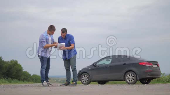 两个人达成协议男卖家司机做汽车汽车保险慢动作视频销售二手车购买租金视频的预览图