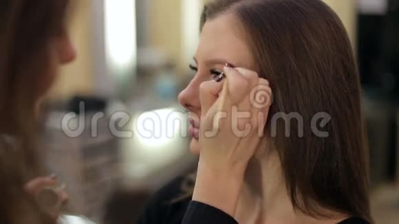 化妆师为一个年轻女孩化妆视频的预览图