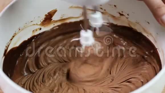 用搅拌机搅拌巧克力奶油烹饪混合和准备巧克力奶油视频的预览图