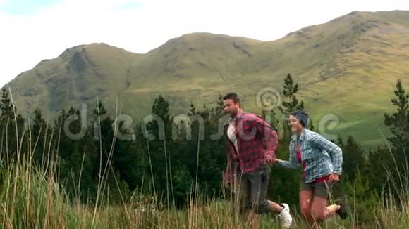 一对运动员夫妇跑过农村视频的预览图