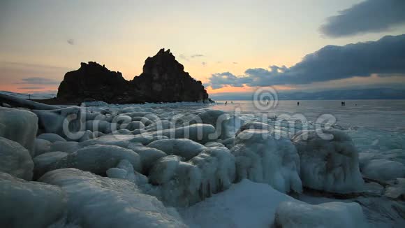冬天贝加尔湖的景色视频的预览图