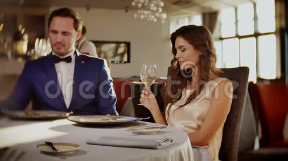 一对漂亮的夫妇在餐馆喝酒视频的预览图