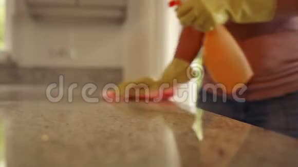 女人在擦拭柜台视频的预览图