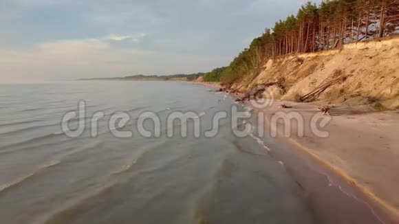 海岸线附近的日落波罗的海朱尔卡尔纳航空景观拉脱维亚视频的预览图