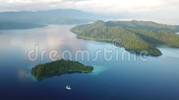 RajaAmpat风景岛屿空中拍摄视频的预览图