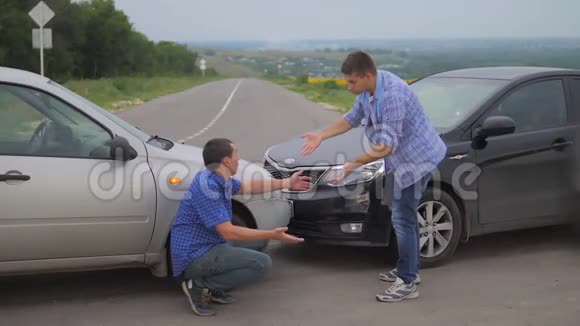 两名男子在道路汽车保险上的车祸生活方式后争吵慢动作视频两个司机视频的预览图