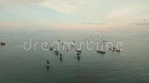 日落时水面鸟瞰巴厘岛视频的预览图