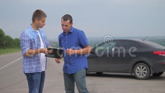 两个人达成协议男卖家司机制作汽车保险慢动作视频出售二手汽车视频的预览图