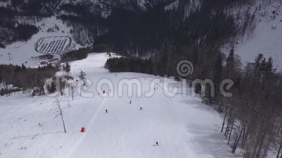 斯诺山斯洛伐克滑雪冬季亚斯纳欧罗帕空中无人驾驶飞机俯视图视频的预览图