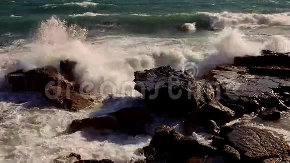 打破海浪巨浪的伟大镜头视频的预览图