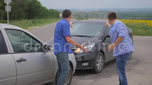 两个人在道路汽车保险事故后争吵慢动作视频两个司机在车后争吵视频的预览图