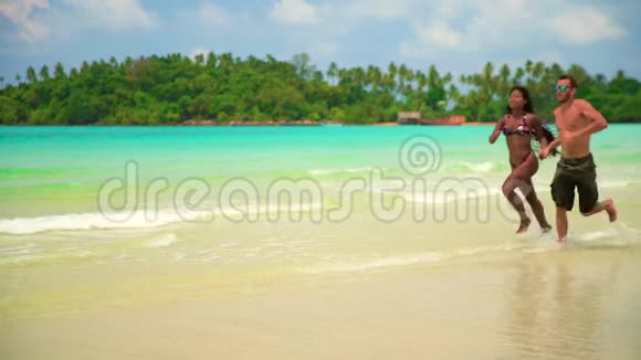 在阳光明媚的夏日一对幸福的夫妇在热带海滩上度蜜月视频的预览图