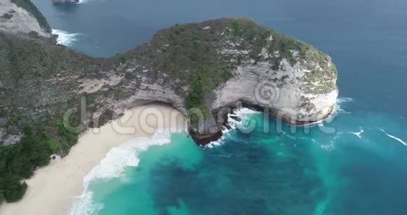 巴厘岛努沙半岛科林金海滩鸟瞰图视频的预览图