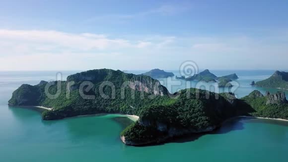 泰国昂松国家海洋公园的热带岛屿鸟瞰图视频的预览图