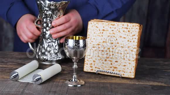 带着酒和马祖犹太逾越节面包的静物视频的预览图