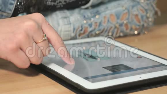 女人用电脑平板电脑看照片视频的预览图
