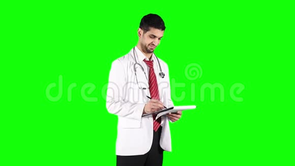 男医生在剪贴板上写字视频的预览图