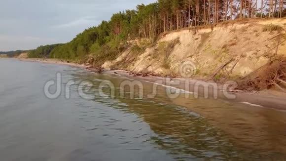 海岸线附近的日落波罗的海朱尔卡尔纳航空景观拉脱维亚视频的预览图