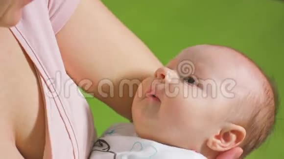 美丽的婴儿在她的母亲手臂视频的预览图