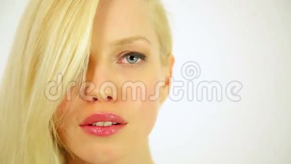 漂亮的女人展示着闪亮的健康头发工作室视频的预览图
